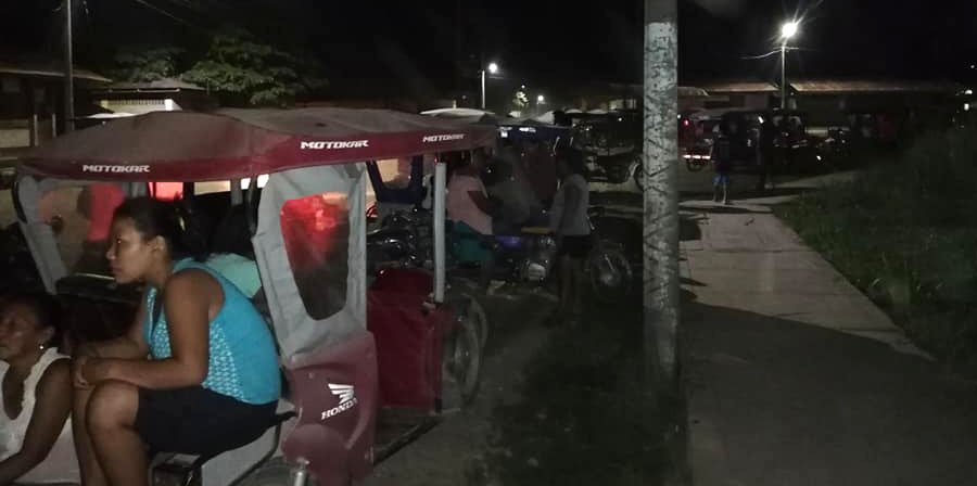 Decenas de vehículos se reunieron a las puertas del centro de salud para ayudar en una posible evacuación nocturna. Foto: Radio Sepahua