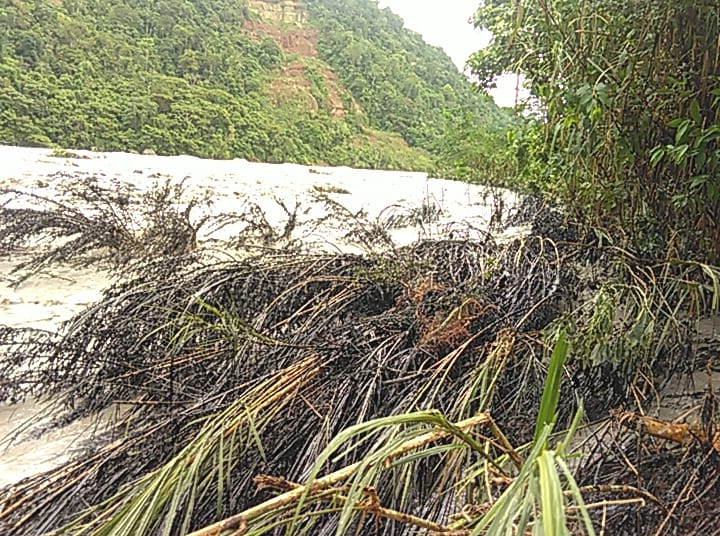 El derrame a su paso por la comunidad Panduyaku, del pueblo kichwa. Foto: REPAM