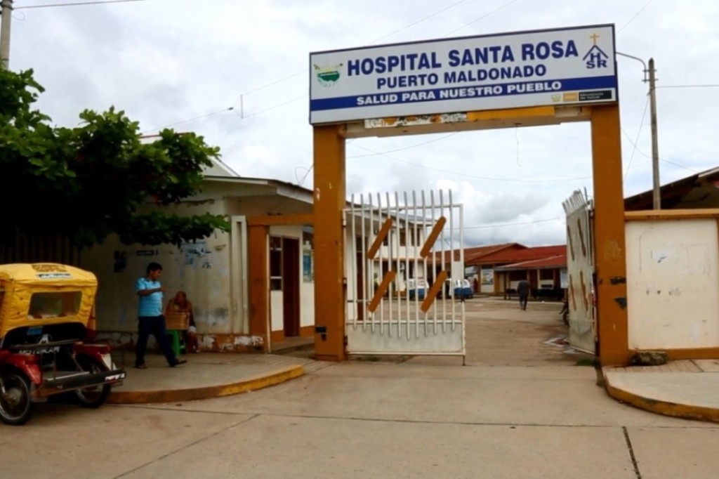 Ingreso principal del Hospital Santa Rosa de Puerto Maldonado. Foto: Andina