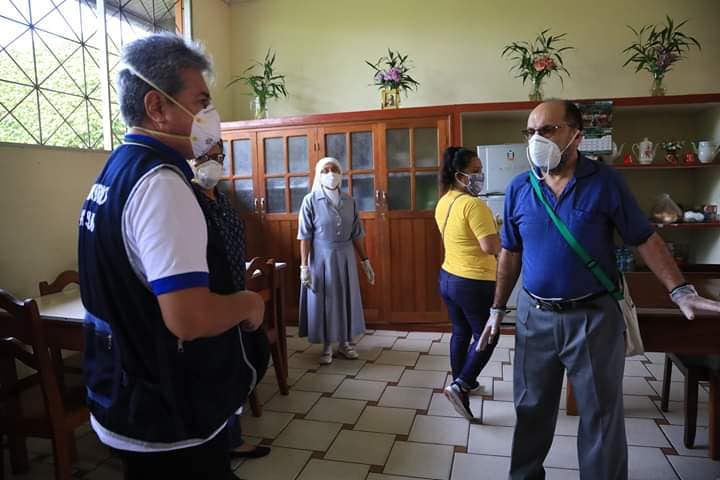Imagen de la visita de reconocimiento que se realizó a la Casa Kanatari al inicio de la emergencia. Foto: DIRESA Loreto