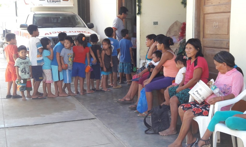 Adultos y niños nahuas, esperando su turno en el centro de salud de Sepahua, para recibir chocolatada navideña. Foto BGB