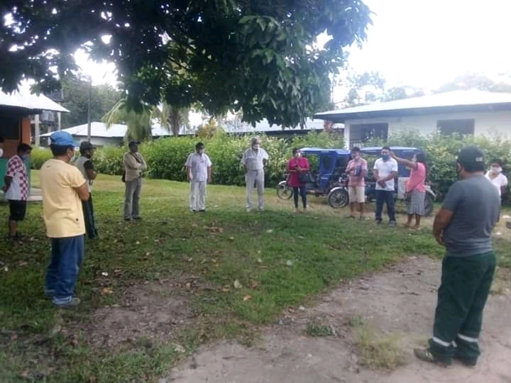 Autoridades locales informaron el último lunes a la población nahua en Sepahua sobre el protocolo a seguir para evitar que el virus llegue a la Reserva Nahua. Foto: Cedida