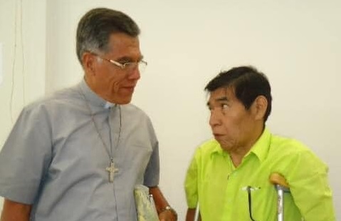Mons. Vizcarra y Santiago  Manuin, durante un evento. Foto: Redes
